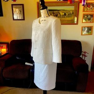 Beautiful like new Tahari skirt suit size 12